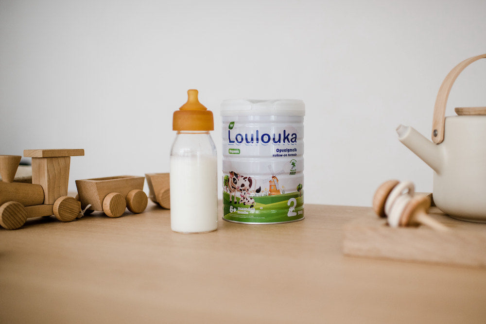 What’s The Difference Between Formula and Cow’s Milk?